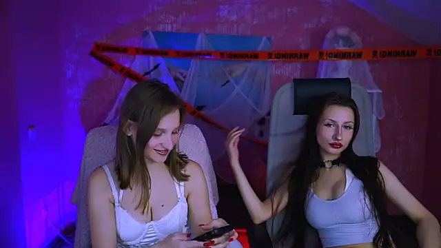 Snapshot of EllaHorton chatting on 10-18-25, 12:39 EllaHorton online show from 10-18-25, 12:39