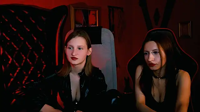 Snapshot of EllaHorton chatting on 10-23-25, 04:39 EllaHorton online show from 10-23-25, 04:39