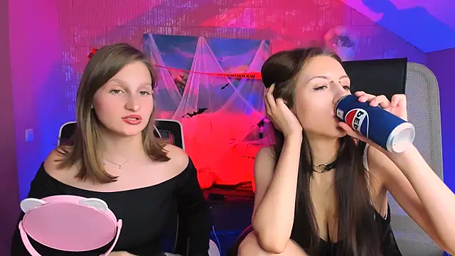 Snapshot of EllaHorton chatting on 10-26-25, 12:44 EllaHorton online show from 10-26-25, 12:44