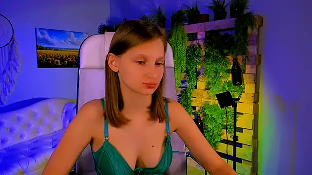 Snapshot of EllaHorton chatting on 11-04-25, 09:41 EllaHorton online show from 11-04-25, 09:41