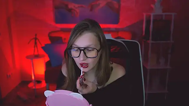 Snapshot of EllaHorton chatting on 11-18-25, 07:51 EllaHorton online show from 11-18-25, 07:51