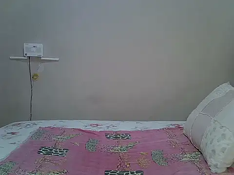 Snapshot of Cariepink chatting on 07-01-26, 07:21 Cariepink online show from 07-01-26, 07:21
