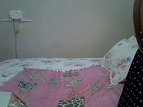 Snapshot of Cariepink chatting on 07-18-26, 06:34 Cariepink online show from 07-18-26, 06:34