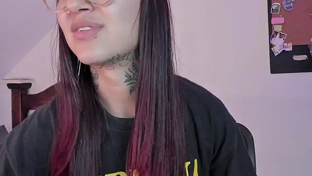 Snapshot of noemi_foxxx chatting on 09-22-25, 03:25 noemi foxxx online show from 09-22-25, 03:25