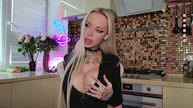 Snapshot of 2badforyou chatting on 02-06-25, 11:10 2badforyou online show from 02-06-25, 11:10