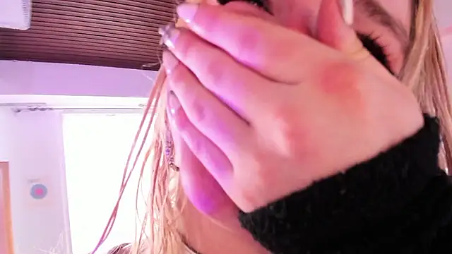 misschloe   online show from 12-07-24, 08:05