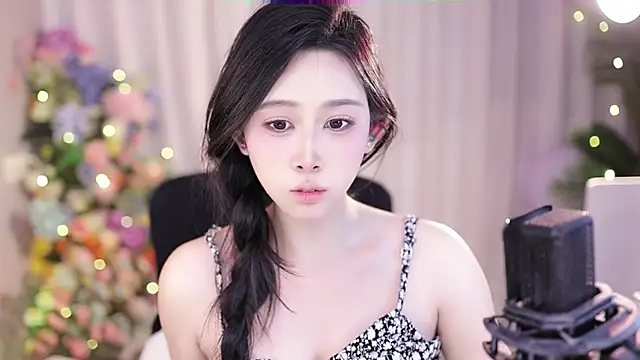 Snapshot of SleepArtist chatting on 02-16-25, 04:10 SleepArtist online show from 02-16-25, 04:10