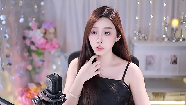 Snapshot of SleepArtist chatting on 10-11-25, 09:08 SleepArtist online show from 10-11-25, 09:08