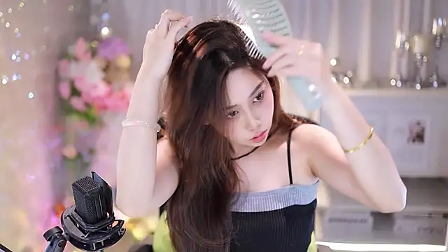 Snapshot of SleepArtist chatting on 10-18-25, 01:01 SleepArtist online show from 10-18-25, 01:01