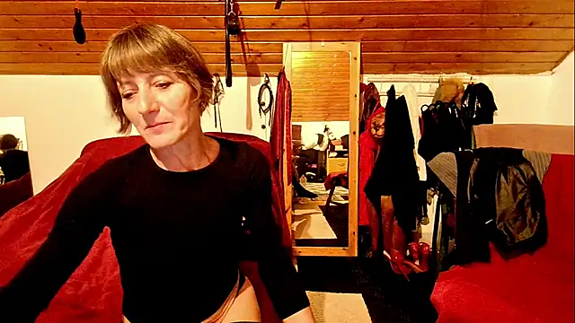 Snapshot of Hot_Colettte chatting on 10-17-25, 09:17 Hot Colettte online show from 10-17-25, 09:17