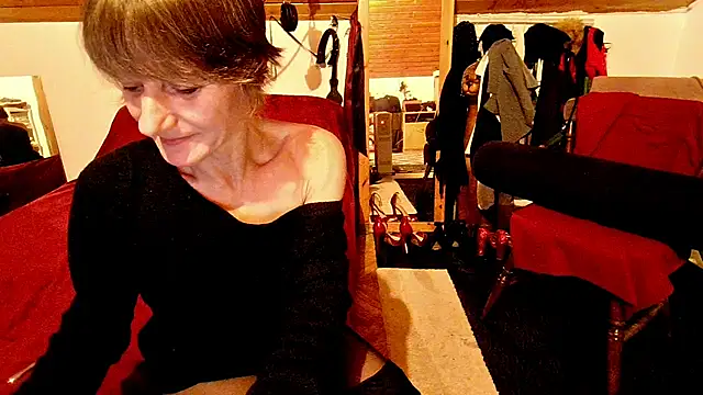 Snapshot of Hot_Colettte chatting on 12-19-25, 11:01 Hot Colettte online show from 12-19-25, 11:01