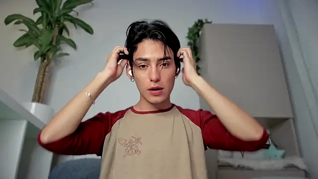 Snapshot of sebas_rose chatting on 01-05-25, 02:49 sebas rose online show from 01-05-25, 02:49