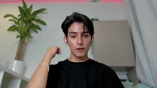 Snapshot of sebas_rose chatting on 01-12-25, 01:11 sebas rose online show from 01-12-25, 01:11