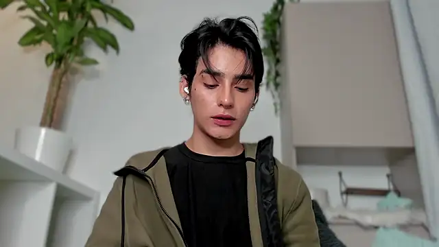 Snapshot of sebas_rose chatting on 01-26-25, 02:45 sebas rose online show from 01-26-25, 02:45