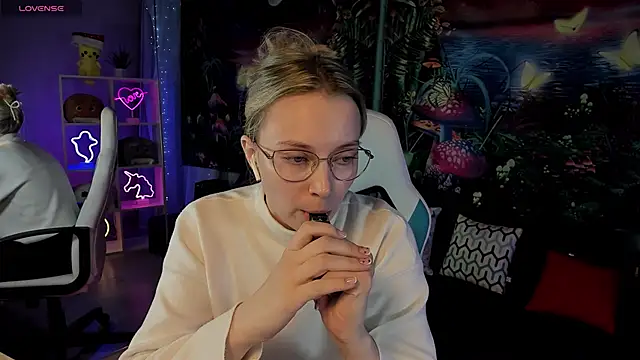 Snapshot of TiffanyBatson chatting on 03-17-25, 07:24 TiffanyBatson online show from 03-17-25, 07:24