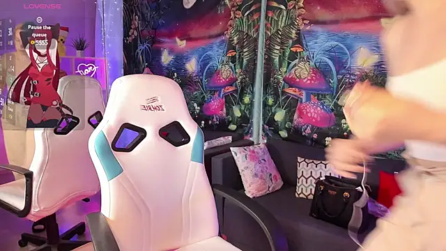 Snapshot of TiffanyBatson chatting on 03-21-25, 06:49 TiffanyBatson online show from 03-21-25, 06:49