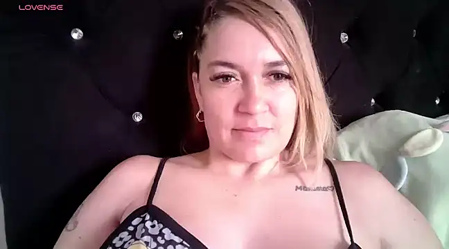 Snapshot of Izury_Blondee chatting on 01-11-25, 01:53 Izury Blondee online show from 01-11-25, 01:53