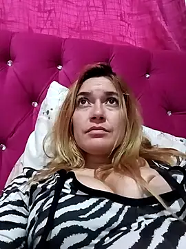 Snapshot of Izury_Blondee chatting on 02-10-25, 11:25 Izury Blondee online show from 02-10-25, 11:25