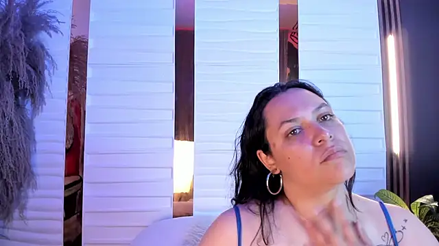 Snapshot of Biiancacox chatting on 10-15-25, 02:55 Biiancacox online show from 10-15-25, 02:55