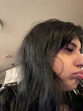 Snapshot of ThickerThanYoBitch chatting on 12-17-25, 03:18 ThickerThanYoBitch online show from 12-17-25, 03:18