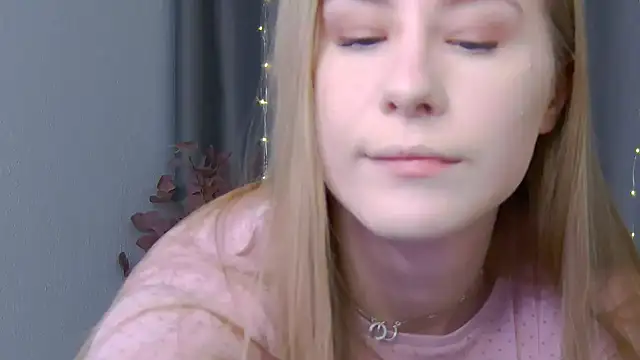 Snapshot of VioletiSwone chatting on 02-26-25, 12:03 VioletiSwone online show from 02-26-25, 12:03