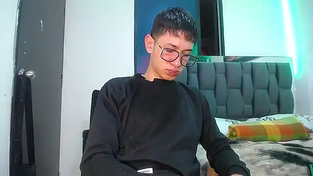 Snapshot of Mr_daren_ chatting on 02-19-25, 05:06 Mr daren online show from 02-19-25, 05:06