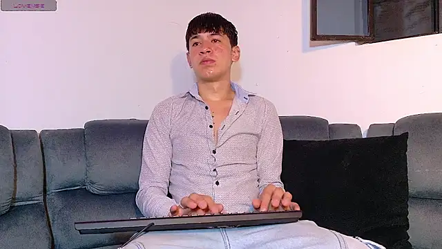 Snapshot of Mr_daren_ chatting on 10-18-25, 04:30 Mr daren online show from 10-18-25, 04:30