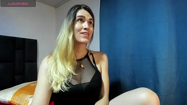 Snapshot of Aurora_doll23 chatting on 10-31-25, 11:06 Aurora doll23 online show from 10-31-25, 11:06