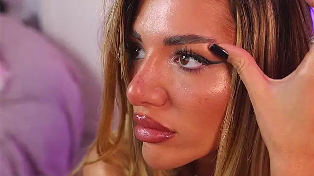 Snapshot of ClaraHazel chatting on 11-14-25, 05:06 ClaraHazel online show from 11-14-25, 05:06