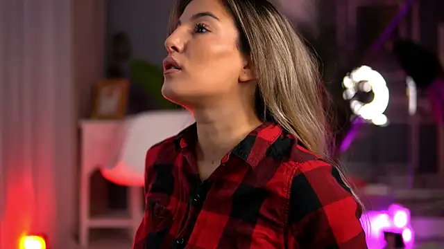 Snapshot of KellyMathews chatting on 09-26-25, 02:04 KellyMathews online show from 09-26-25, 02:04