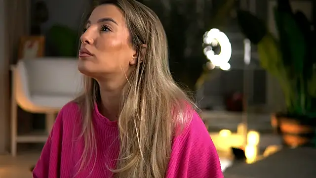 Snapshot of KellyMathews chatting on 10-03-25, 02:08 KellyMathews online show from 10-03-25, 02:08