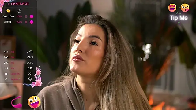 Snapshot of KellyMathews chatting on 10-11-25, 02:22 KellyMathews online show from 10-11-25, 02:22