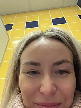 Snapshot of LovenseLush chatting on 12-21-24, 11:01 LovenseLush online show from 12-21-24, 11:01