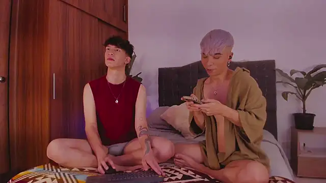 Snapshot of 2gays_1Str8 chatting on 12-01-24, 08:09 2gays 1Str8 online show from 12-01-24, 08:09