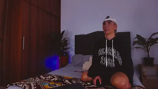 Snapshot of 2gays_1Str8 chatting on 01-05-25, 01:35 2gays 1Str8 online show from 01-05-25, 01:35