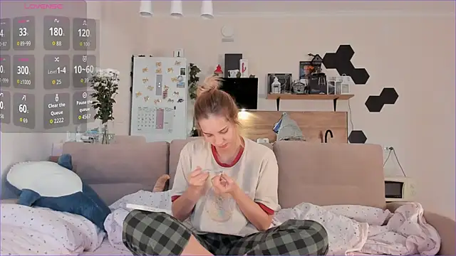 Snapshot of Girl_alone_home chatting on 10-04-25, 03:59 Girl alone home online show from 10-04-25, 03:59