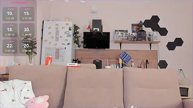 Snapshot of Girl_alone_home chatting on 10-31-25, 03:40 Girl alone home online show from 10-31-25, 03:40