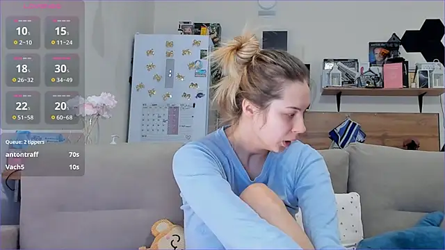 Snapshot of Girl_alone_home chatting on 11-28-25, 04:26 Girl alone home online show from 11-28-25, 04:26