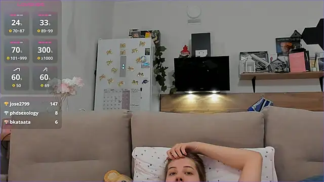 Snapshot of Girl_alone_home chatting on 11-29-25, 04:43 Girl alone home online show from 11-29-25, 04:43