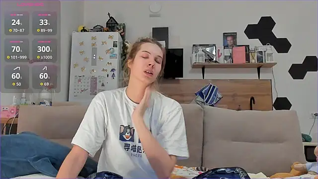 Snapshot of Girl_alone_home chatting on 12-19-25, 03:08 Girl alone home online show from 12-19-25, 03:08