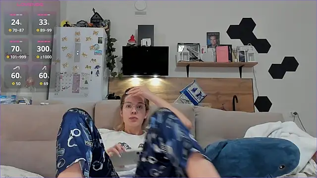 Snapshot of Girl_alone_home chatting on 12-20-25, 03:13 Girl alone home online show from 12-20-25, 03:13