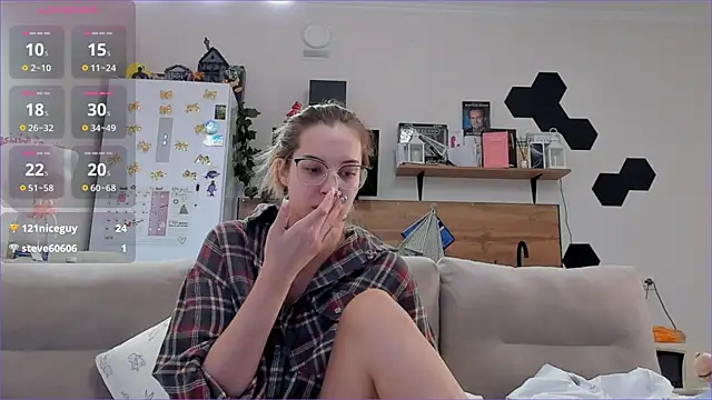 Snapshot of Girl_alone_home chatting on 12-20-25, 03:19 Girl alone home online show from 12-20-25, 03:19