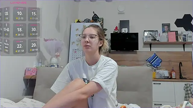 Snapshot of Girl_alone_home chatting on 12-21-25, 05:14 Girl alone home online show from 12-21-25, 05:14