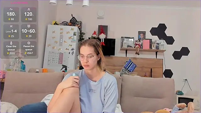 Snapshot of Girl_alone_home chatting on 01-09-26, 03:53 Girl alone home online show from 01-09-26, 03:53