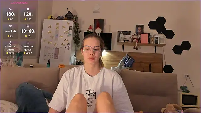 Snapshot of Girl_alone_home chatting on 01-12-26, 01:22 Girl alone home online show from 01-12-26, 01:22