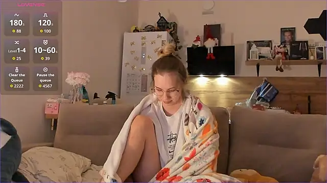 Snapshot of Girl_alone_home chatting on 01-15-26, 04:17 Girl alone home online show from 01-15-26, 04:17