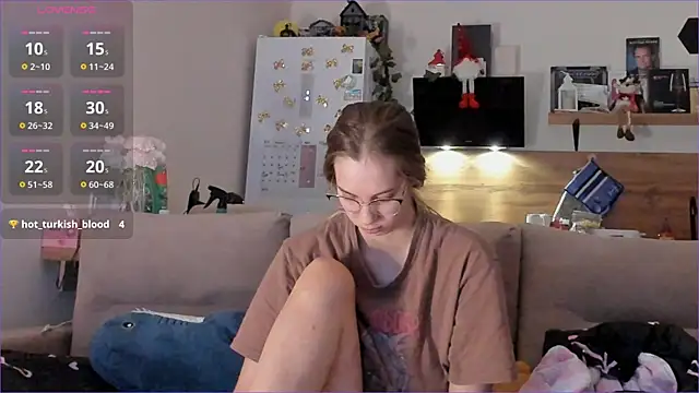 Snapshot of Girl_alone_home chatting on 01-19-26, 01:31 Girl alone home online show from 01-19-26, 01:31