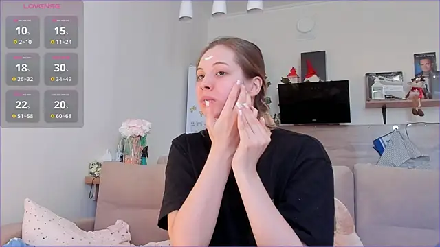 Snapshot of Girl_alone_home chatting on 02-20-26, 04:09 Girl alone home online show from 02-20-26, 04:09