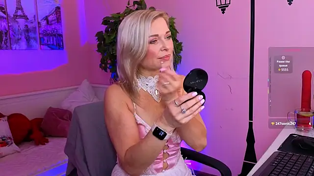Snapshot of Gloria_Lovely chatting on 07-21-26, 11:01 Gloria Lovely online show from 07-21-26, 11:01