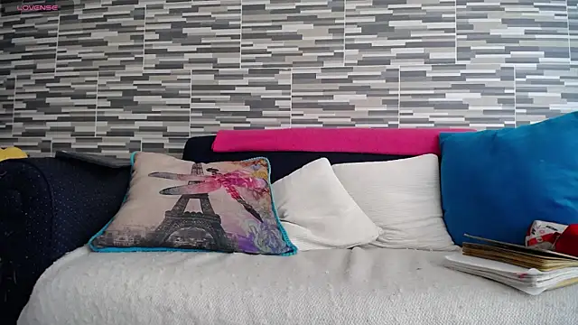 Snapshot of VioletaGomezCo chatting on 06-19-26, 04:44 VioletaGomezCo online show from 06-19-26, 04:44